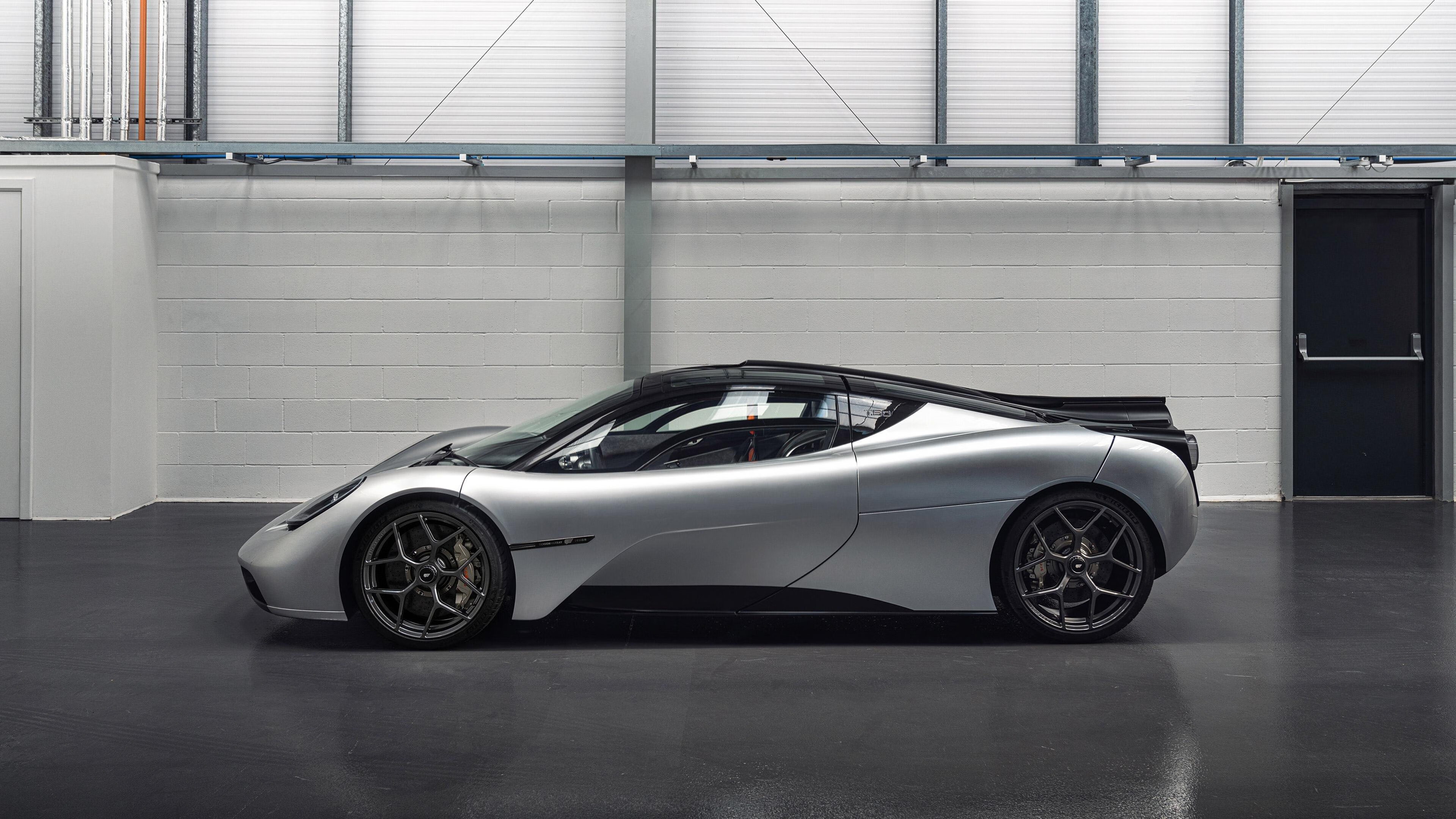 “凌驾风云之上！——冠军车手的巅峰瞬间”