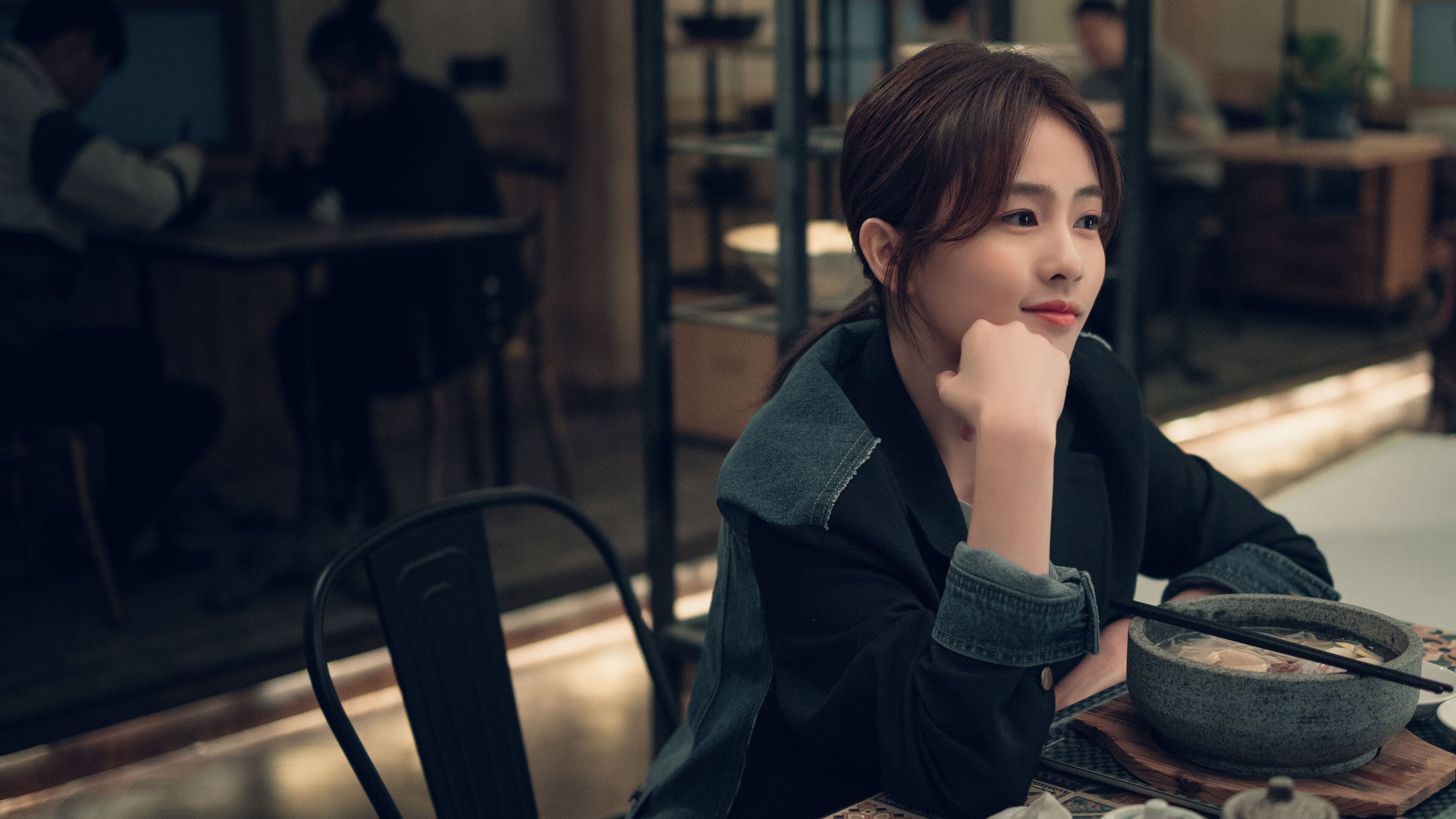 爱游戏体育平台-西甲：皇马在客场2-0完胜巴萨，阵势领先积分榜，皇马vs巴萨西甲第七轮2比2